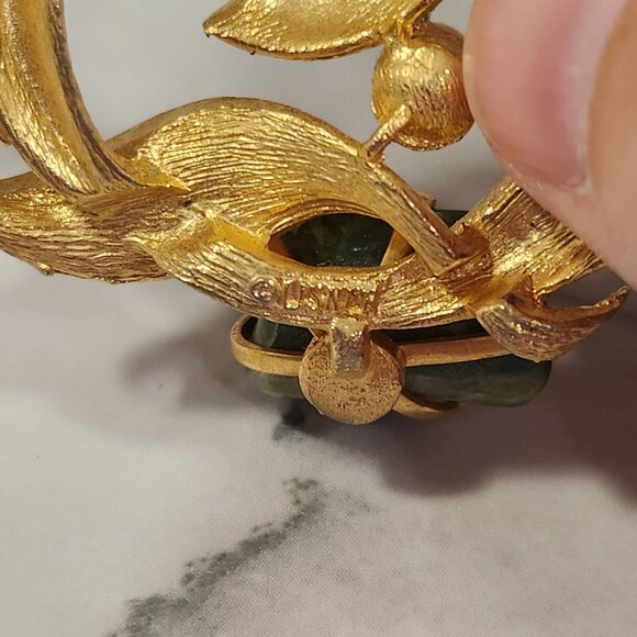 Vintage LISNER Textured Gold Tone Abstract Swirl Brooch Jade & Imitation Pearls - Picture 9 of 12